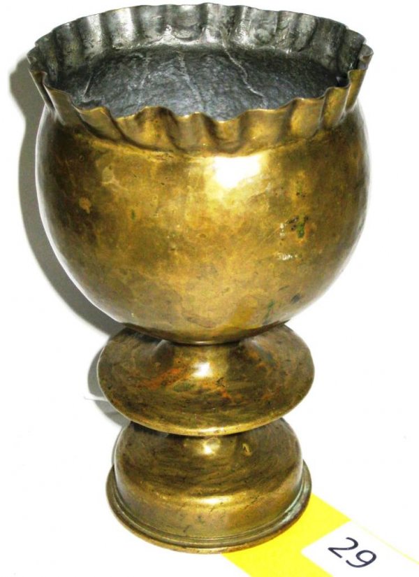 TRENCH ART SHELL VASE: TRENCH ART SHELL VASE. WINCHESTER 6/98. HAMMERED TEXTURE WITH PIE CRUST FLUTED TOP. OLD BRASS FINISH. EST. 100-150