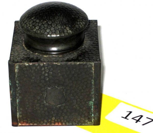 APOLLO STUDIOS COPPER INK WELL: APPOLLO STUDIOS HAMMERED COPPER INK WELL, #1316, CIRCA 1915, ORIGINAL DARK BROWN PATINA, MISSING CERAMIC LINER, GOOD CONDITION. EST 100-125