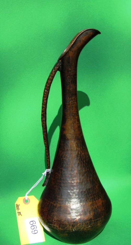 STICKLEY STYLE COPPER EWER: STICKLEY STYLE HAMMERED COPPER EWER. ORIGINAL OLD PATINA FINISH. SOME WARE #327. HALLMARK UNLEGIBLE. CIRCA 1915. EST 200-300