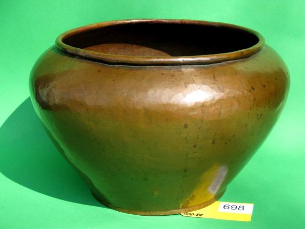 DIRK VAN ERP SCHOOL COPPER JARDINIER: DIRK VAN ERP SCHOOL. LARGE HAND HAMMERED COPPER JARDINIER. CIRCA 1915. ORIGINAL OLD COPPER PENNY FINISH. SEVERAL MINOR DINGS. VERDEGRIS STAINING ON INTERIOR. 18 1/2'' X 13'' DIA. EST 2000-3000