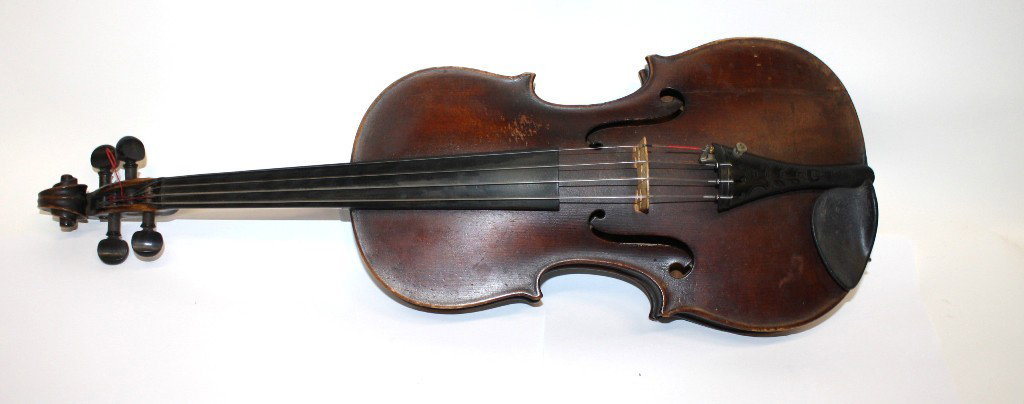 GERMAN VIOLIN & BOWS: EARLY VIOLIN WITH BOWS AND CASE, Paper Label inside Writting in German and dated 1900, could make the name out on the bottom label Otto Mealins Frankfurgh? Condition is as is, it appears to have been 