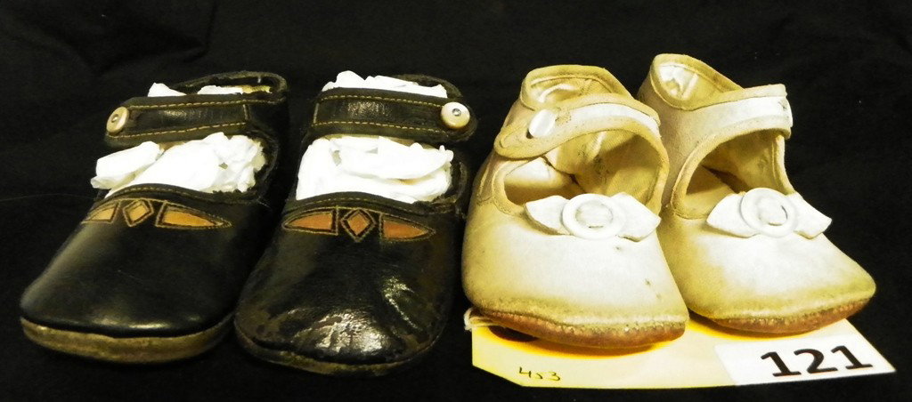 MARY JANE VINTAGE CHILDREN SHOES: LOT OF 2 PAIR VINTAGE MARY JANE BLACK & WHITE COLORED CHILDREN SHOES BLACK 4 3/4'' LONG & 2'' WIDE - WHITE 5'' LONG & 2'' WIDE