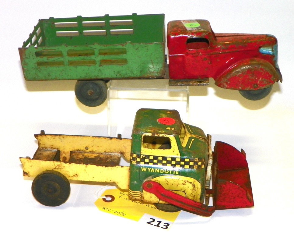 WYANDOTTE: WYANDOTTE WRECKER WITH BUCKET & OLD FARM TRUCK