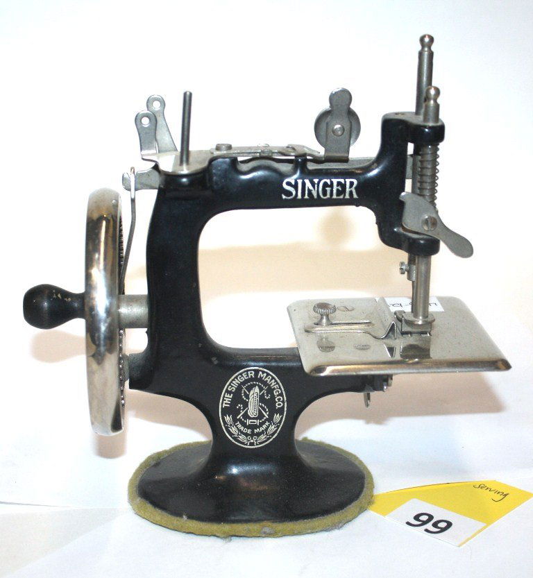 SINGER SEWING MACHINE: MINIATURE SINGER SEWING MACHINE