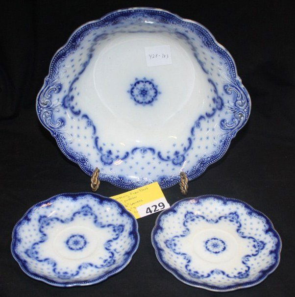 GRINDLEY FLOW BLUE KEELE: LOT 3 PC GRINDLEY FLOW BLUE ''KEELE'' PATTERN - 9 1/2'' BOWL & 2 6'' SAUCERS GOOD CONDITION