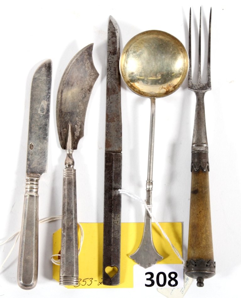 EARLY SILVERWARE: LOT OF FOUR EARLY SILVERWARE PIECES