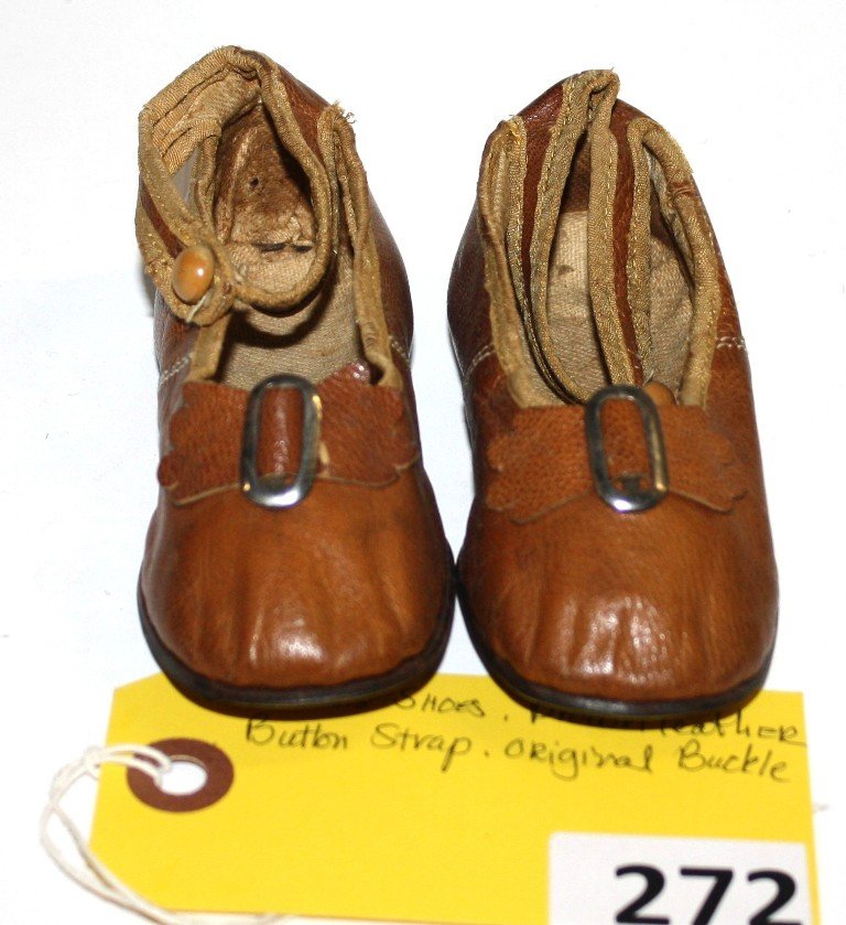 CHILDREN SHOES: CHILDREN SHOES, BROWN LEATHER WITH BUTTON STRAP, ORIGINAL BUCKLE, GOOD CONDITION