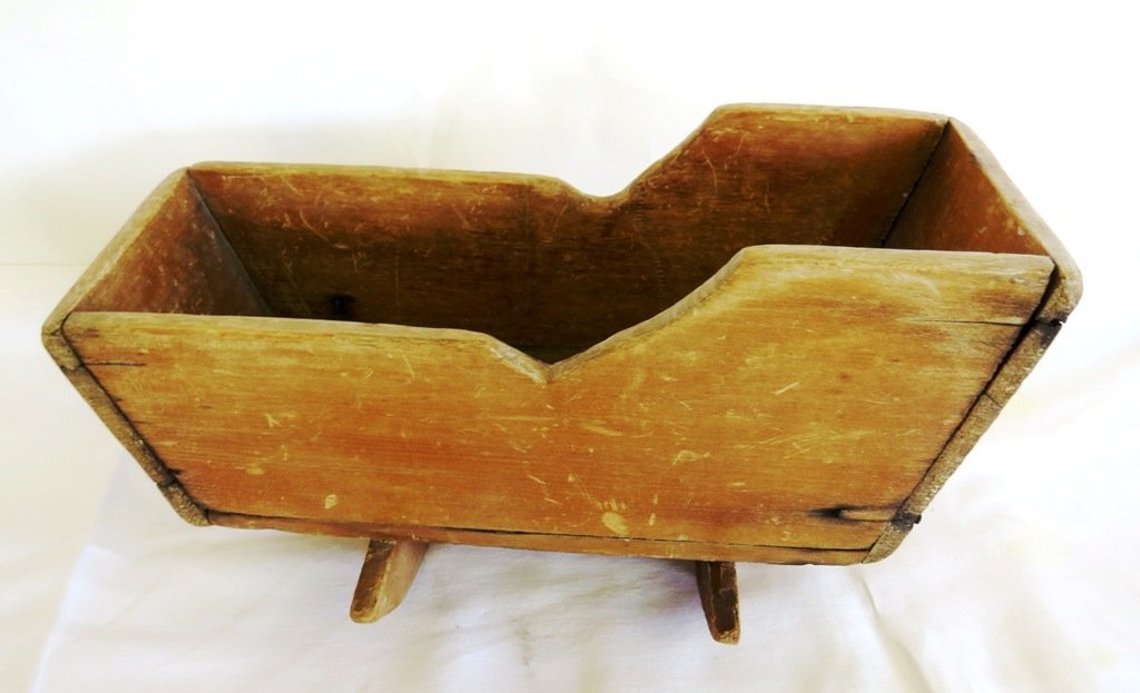 PRIMITIVE DOLL BED: SMALL PRIMITIVE PINE DOLL BED 9'' X 16''