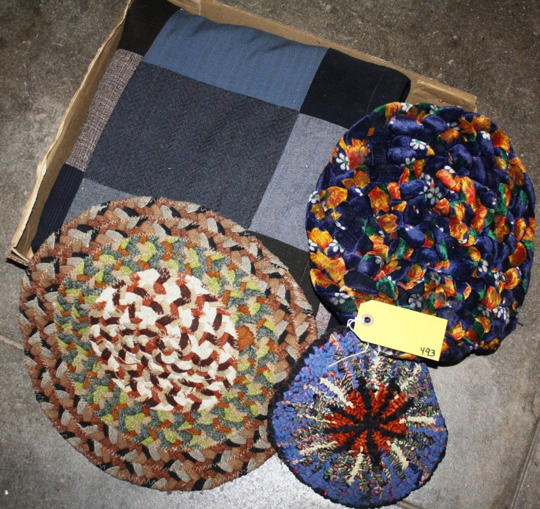 TABLE RUNNER AND HOT PADS: ASSORTMENT OF VINTAGE TABLE RUNNER AND HOT PADS