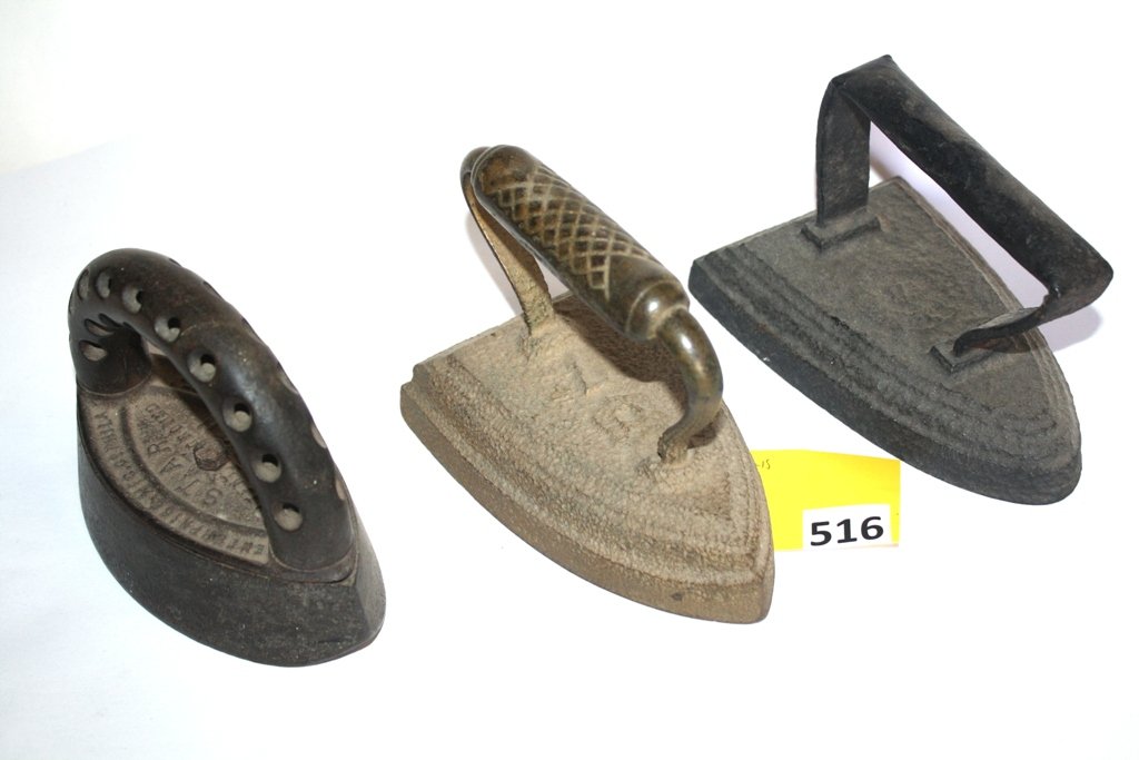 SAD IRONS: LOTTED 3 METAL SAD IRONS