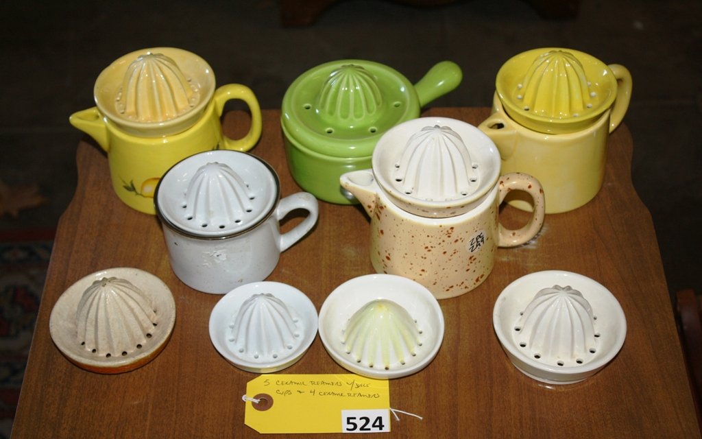 CERAMIC REAMERS & JUICE CUPS: LOTTED 5 CERAMIC REAMERS WITH JUICE CUPS & 4 CERAMIC REAMERS