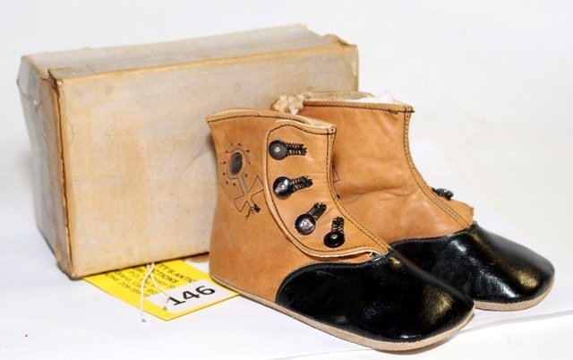 HIGH TOP BUTTON SHOES: BROWN & BLACK HIGH TOP BUTTON UP CHIDRENS SHOES IN BOX (ONE SHOE HAS TEAR AT TOP BACK)