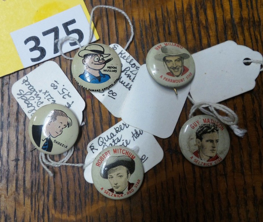 COLLECTIBLE MOVIE & COMIC PINS: COLLECTION OF MOVIE & COMIC PINS TO INCLUDE; RAY MILLAND, ROBERT MITCHUM, GUY MADISON, KELLOGG'S ''MOON MULLINS'' & ''SKEEZIE''