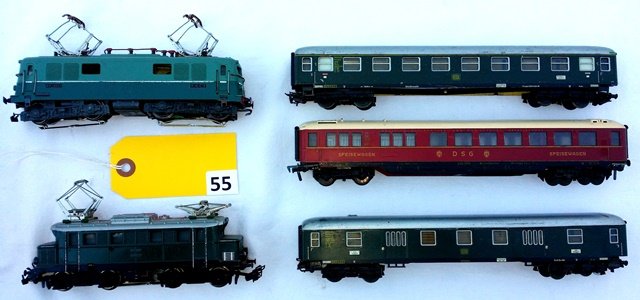 MARKLIN HO TOY TRAINS; 2 ENGINES AND 3 PASS CARS, GOOD: MARKLIN HO TOY TRAINS; 2 ENGINES AND 3 PASS CARS, GOOD CONDITION