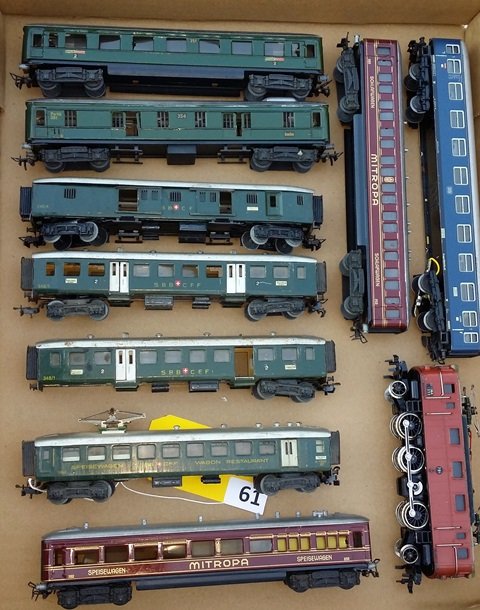MARKLIN HO: 9 PASSENGER CARS AND 1 LOCOMOTIVE, GOOD: MARKLIN HO: 9 PASSENGER CARS AND 1 LOCOMOTIVE, GOOD CONDITION