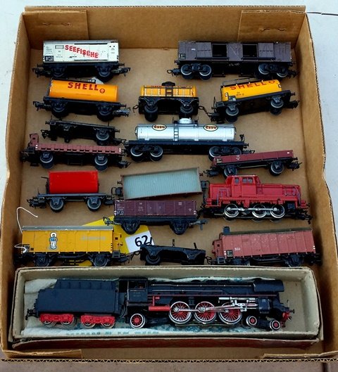 MARKLIN HO: 13 FREIGHT CARS AND 2 LOCOMOTIVES, BOTH RUN: MARKLIN HO: 13 FREIGHT CARS AND 2 LOCOMOTIVES, BOTH RUN AND IN GOOD CONDITION
