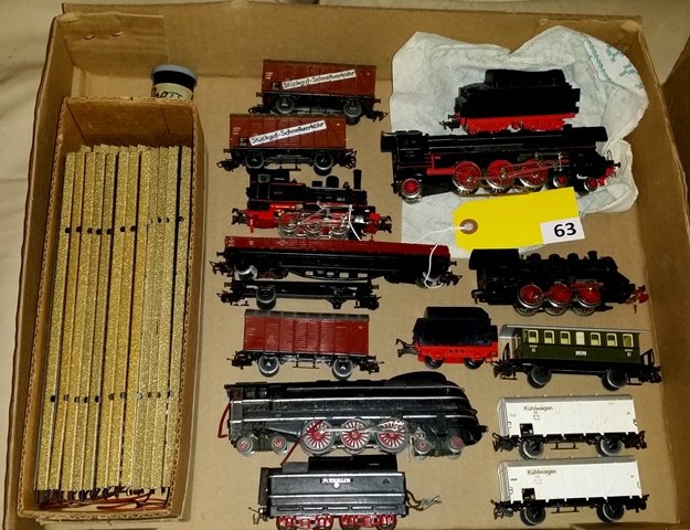 MARKLIN HO: 7 FREIGHT CARS, BOX OF TRACK AND 2: MARKLIN HO: 7 FREIGHT CARS, BOX OF TRACK AND 4 LOCOMOTIVES, ENGINES RUN GOOD CONDITION