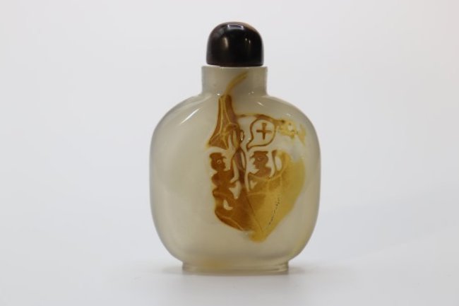 An antique agate snuff bottle, Qing dynasty (1 of 6)