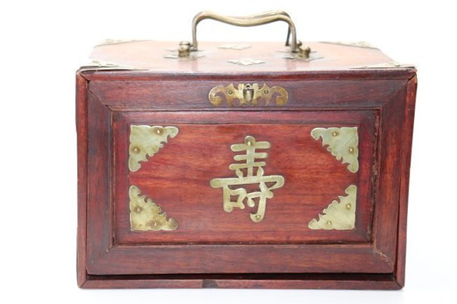 A set of antique Mahjong made by Bamboo and Bone, Republic period: A set of antique Mahjong made by Bamboo and Bone, Republic period (1922-1923). The box was made by rosewood and copper. The box size: L x W x H = 24 x 16.50 x 16.20cm.