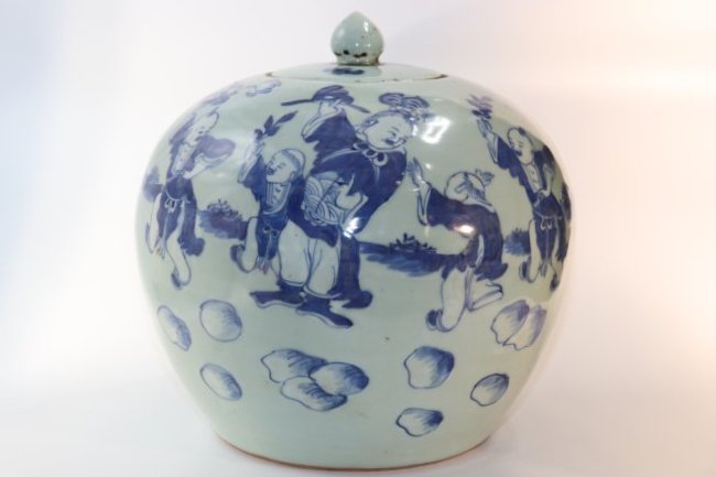An antique blue and white on celadon glazed  Ginger Jar with figures design, Qing Dynasty (1 of 7)