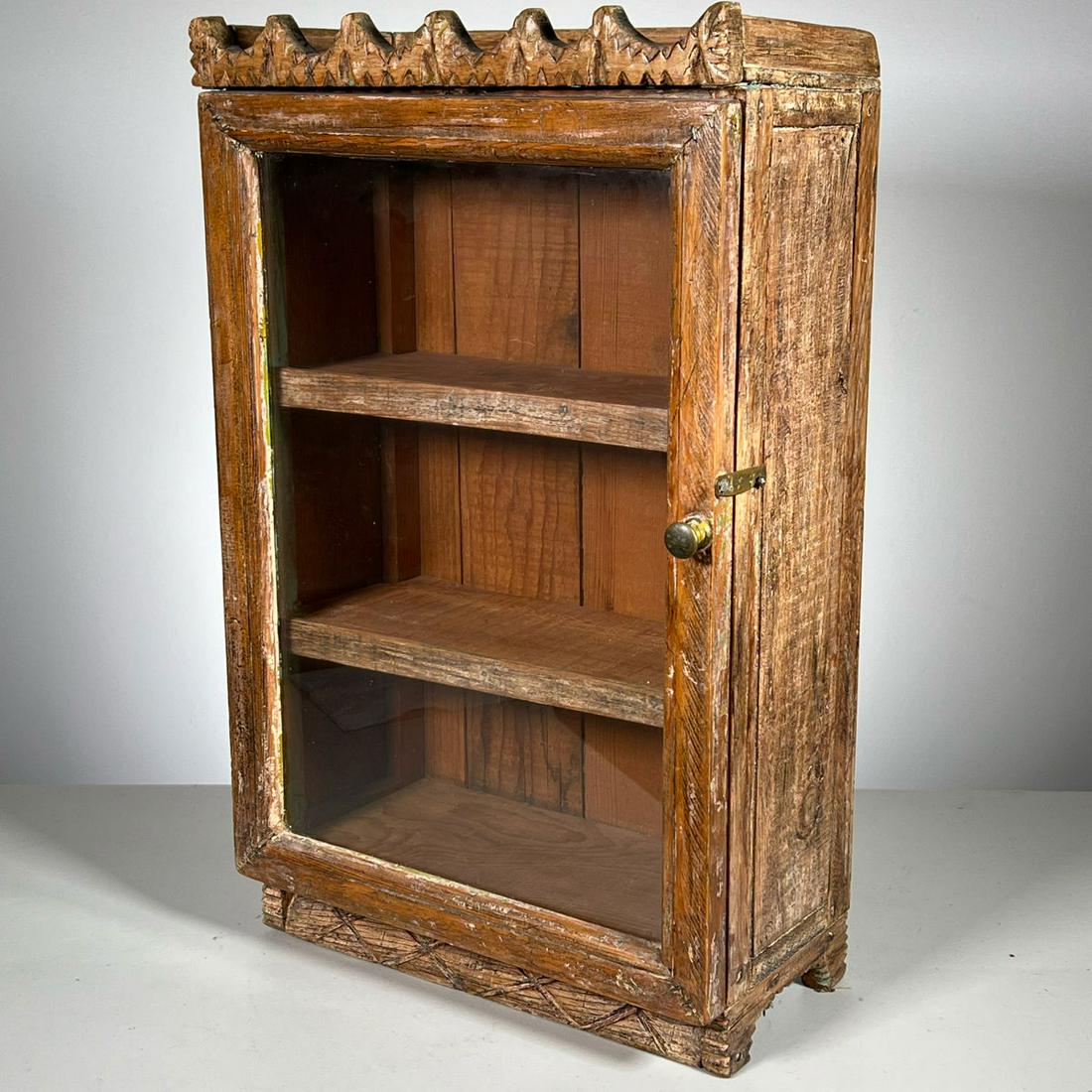 FOLK ART CHIP CARVED DISPLAY CASE (1 of 18)