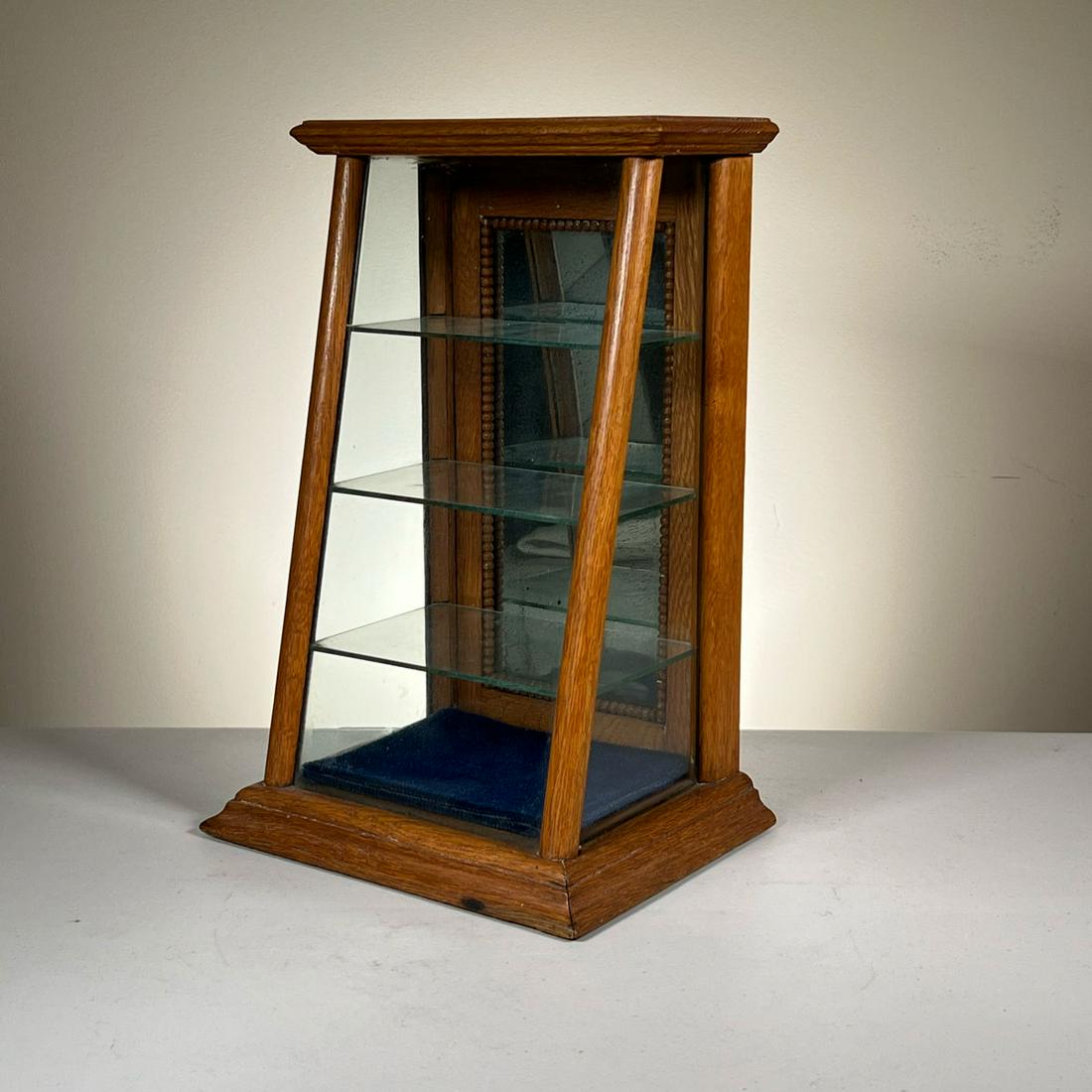 OAK GRADUATED SHOWCASE (1 of 7)