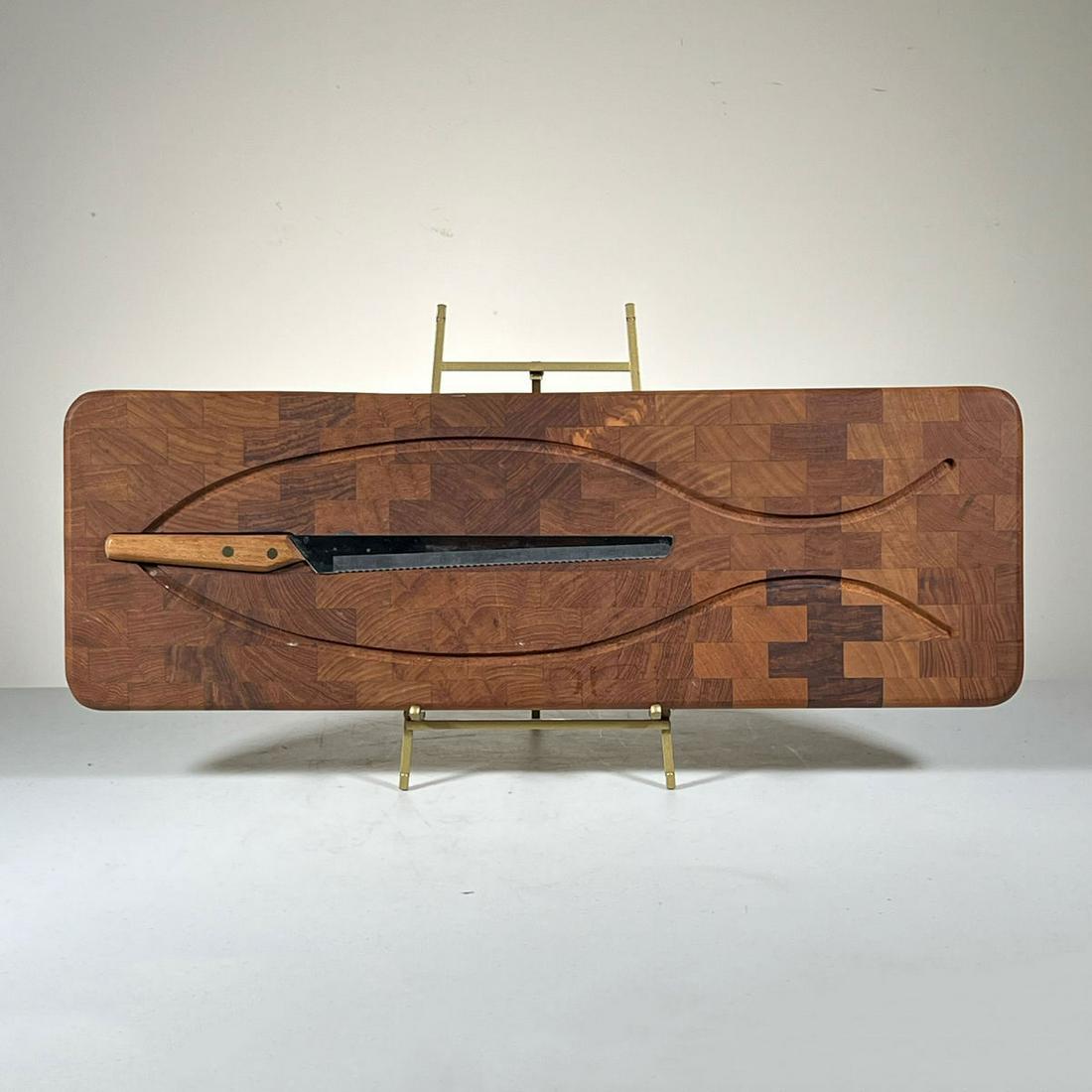 LUTHJE WOOD DESIGN TRAY & KNIFE: Midcentury Modern Luthie Fish Tray with knife and magnet Inventory Code: 1K-462 Provenance: Part of over six-hundred Items consigned from an important Millwood, NY family