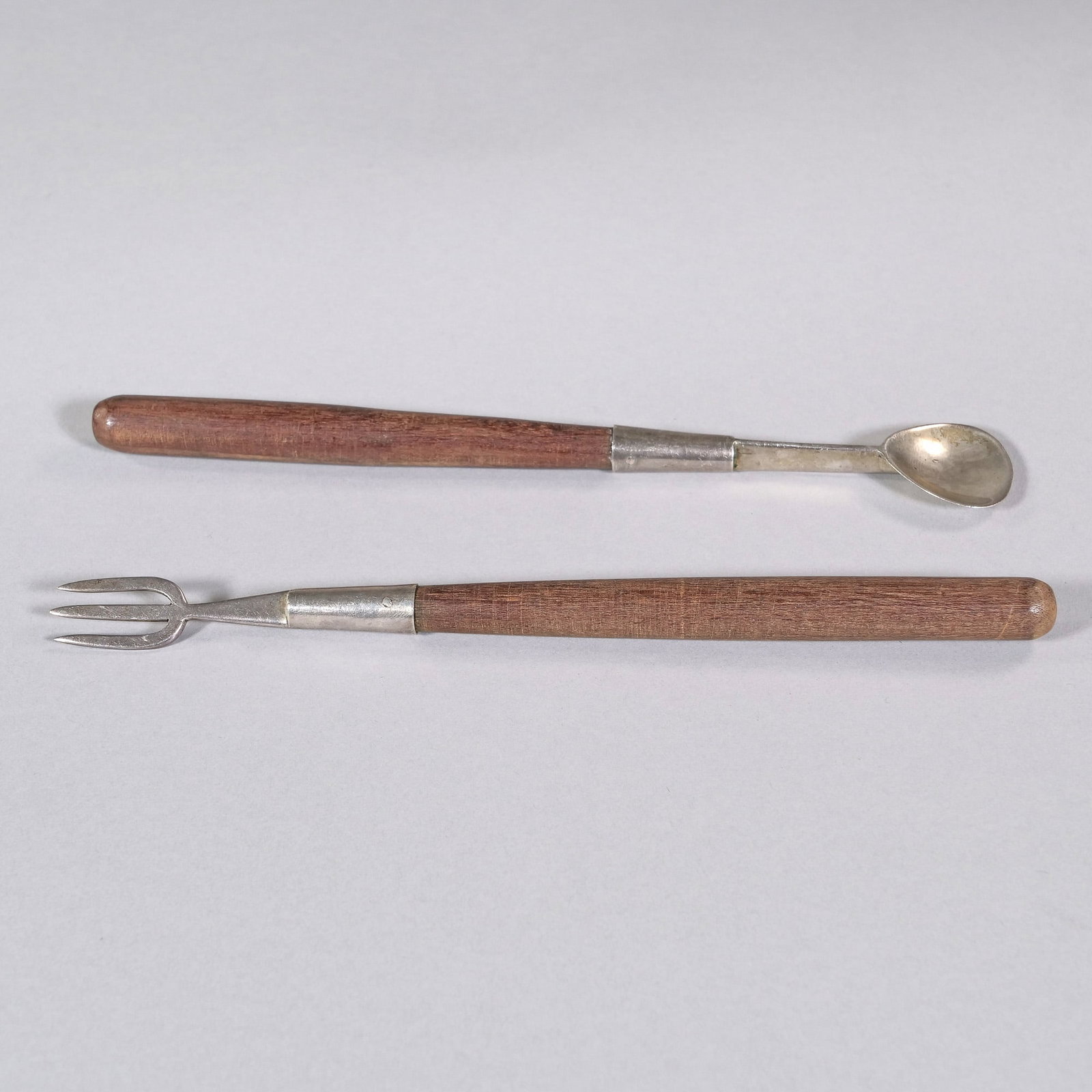 (2pc) BRUTALIST STERLING SERVERS: Sterling silver ends with wooden handles - l. 9.5 in. Provenance: Items from the Estate of Mr. & Mrs. Seymour Gage, Armonk & Scarborough Manor, NY