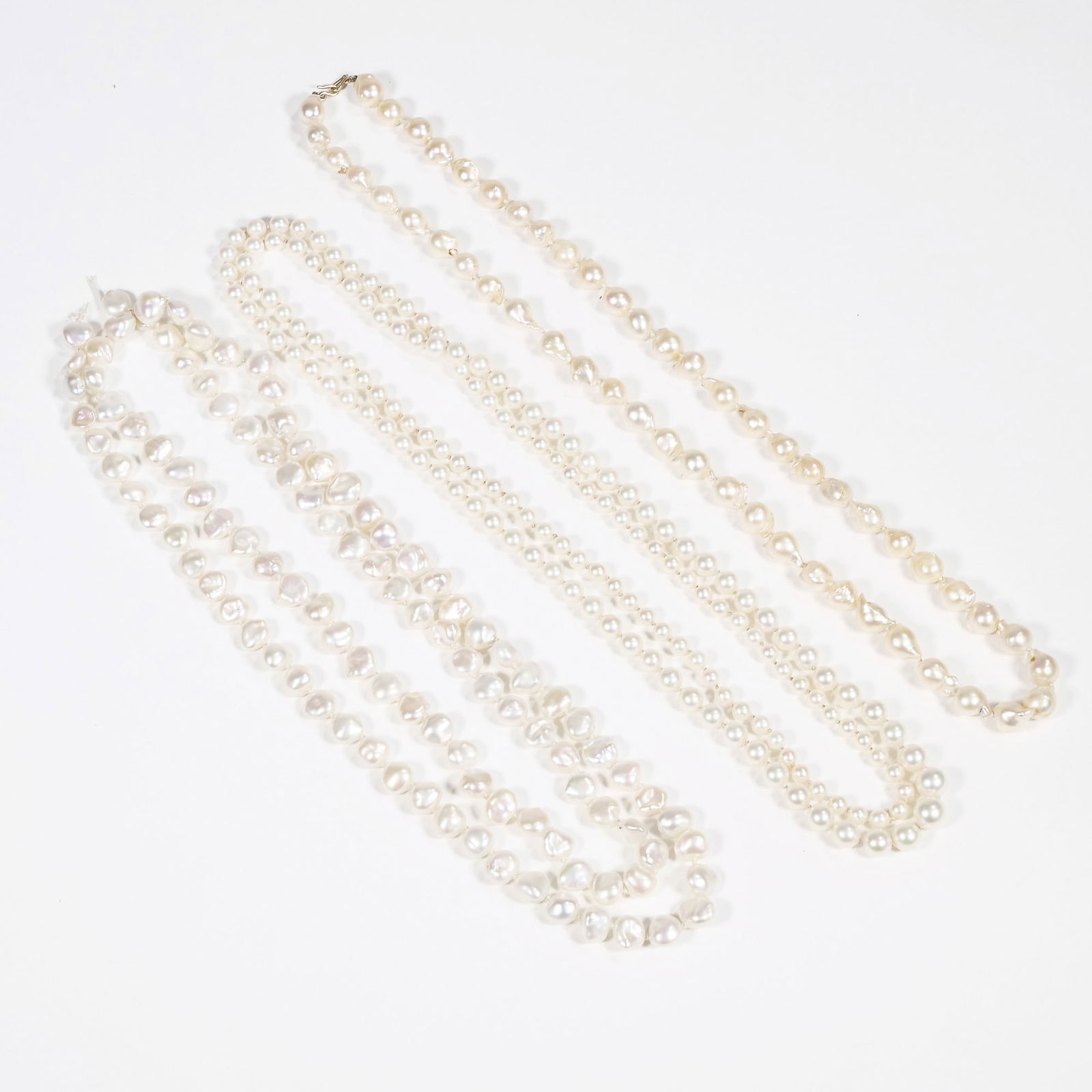 (3pc) WHITE PEARL NECKLACES (1 of 5)