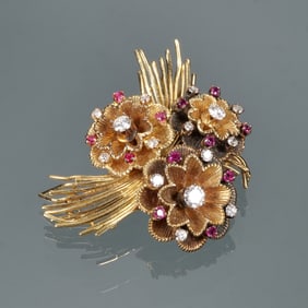 RUBY, DIAMOND, & 18K GOLD FLOWER FORM PIN EN TREMBLANT