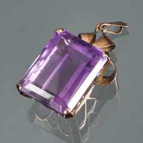 A LARGE RECTANGULAR CUT AMETHYST & 14K GOLD PENDANT