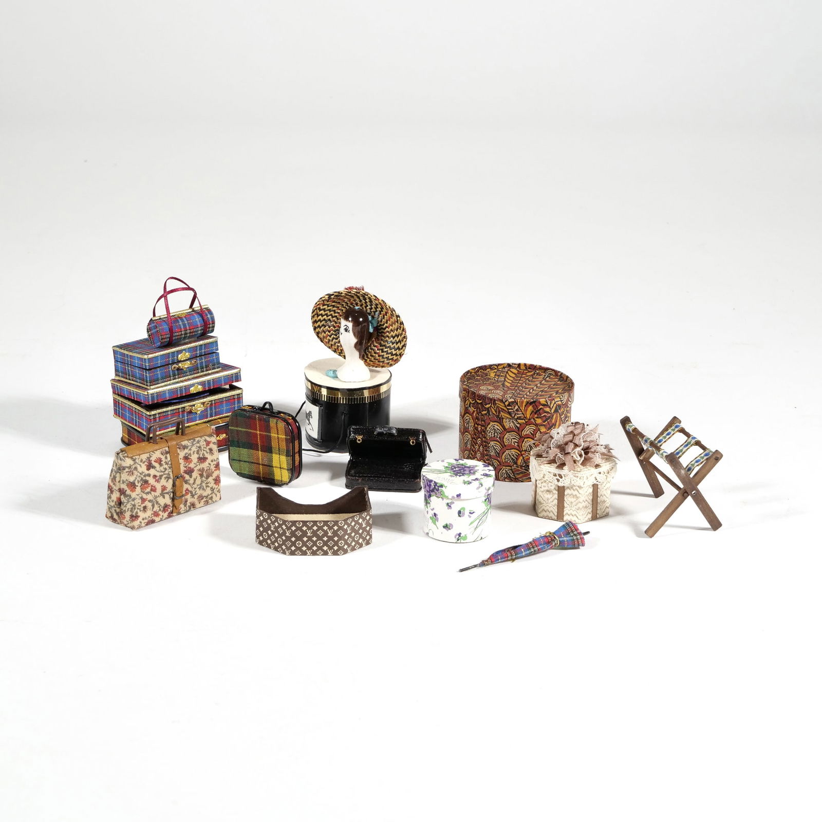 DOLLHOUSE MINIATURE LUGGAGE & HAT BOXES (1 of 15)