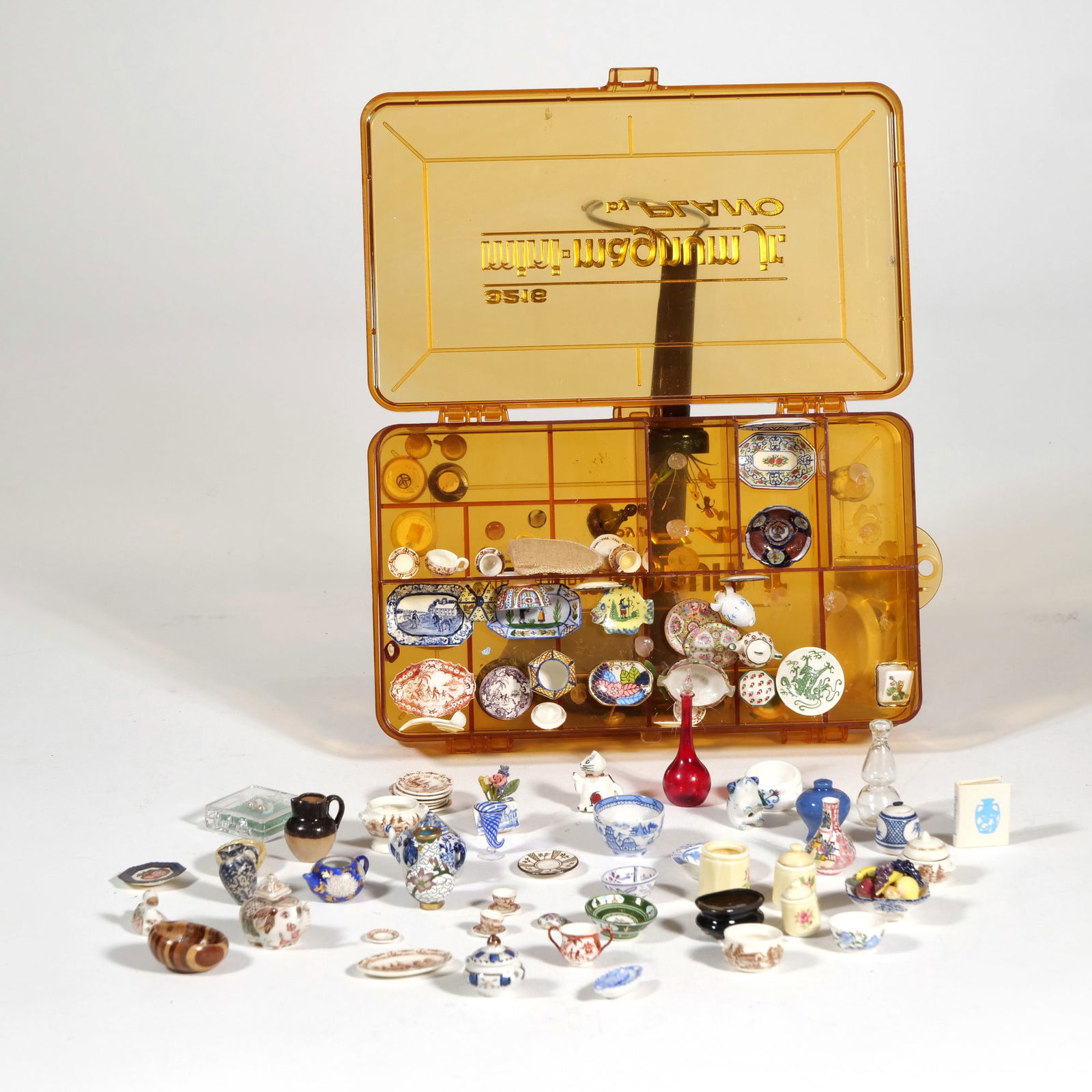 COLLECTION DOLLHOUSE MINIATURE PORCELAIN (1 of 16)