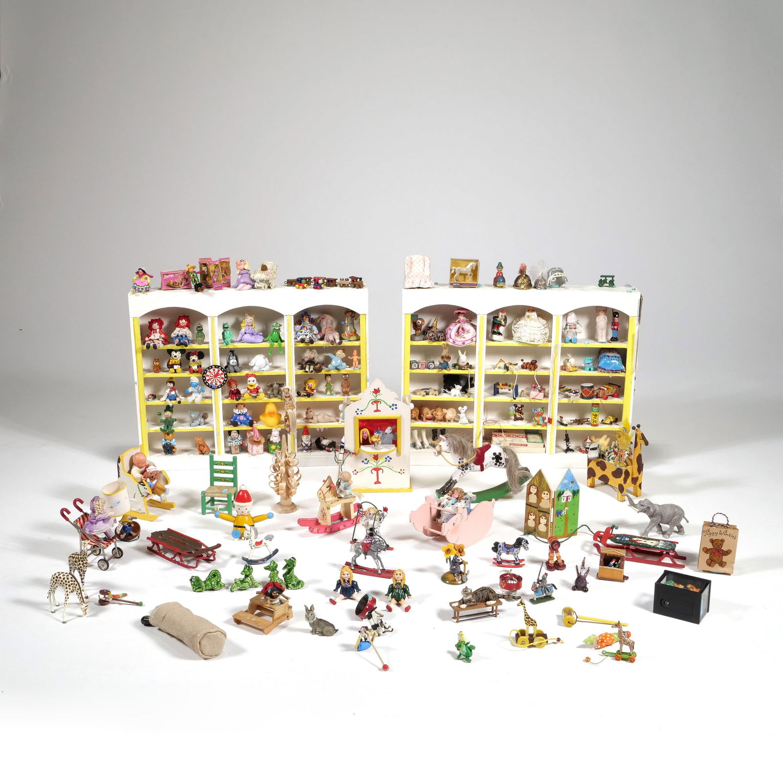 DOLLHOUSE MINIATURE PLAYROOM (1 of 11)