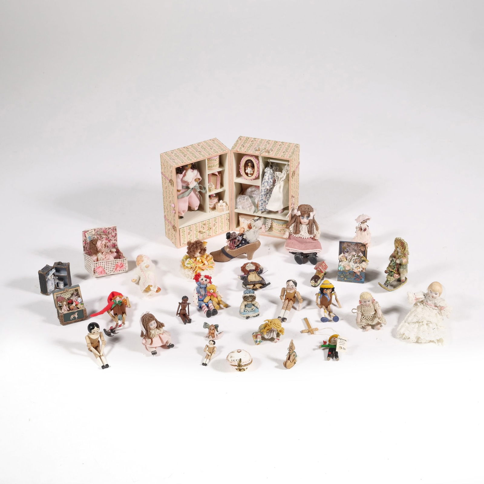 MINIATURE DOLL TRUNKS & DOLLS (1 of 7)