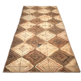 EARLY AMERICAN DIAMOND PATTERN HOOKED RUG