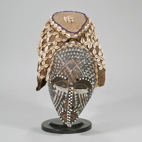 AFRICAN COWRY SHELL MASK