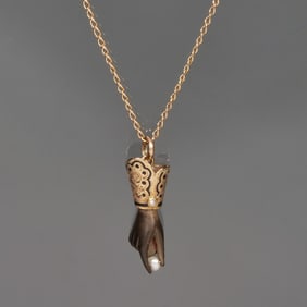 A VERY FINE VICTORIAN CARVED HAND PENDANT NECKLACE