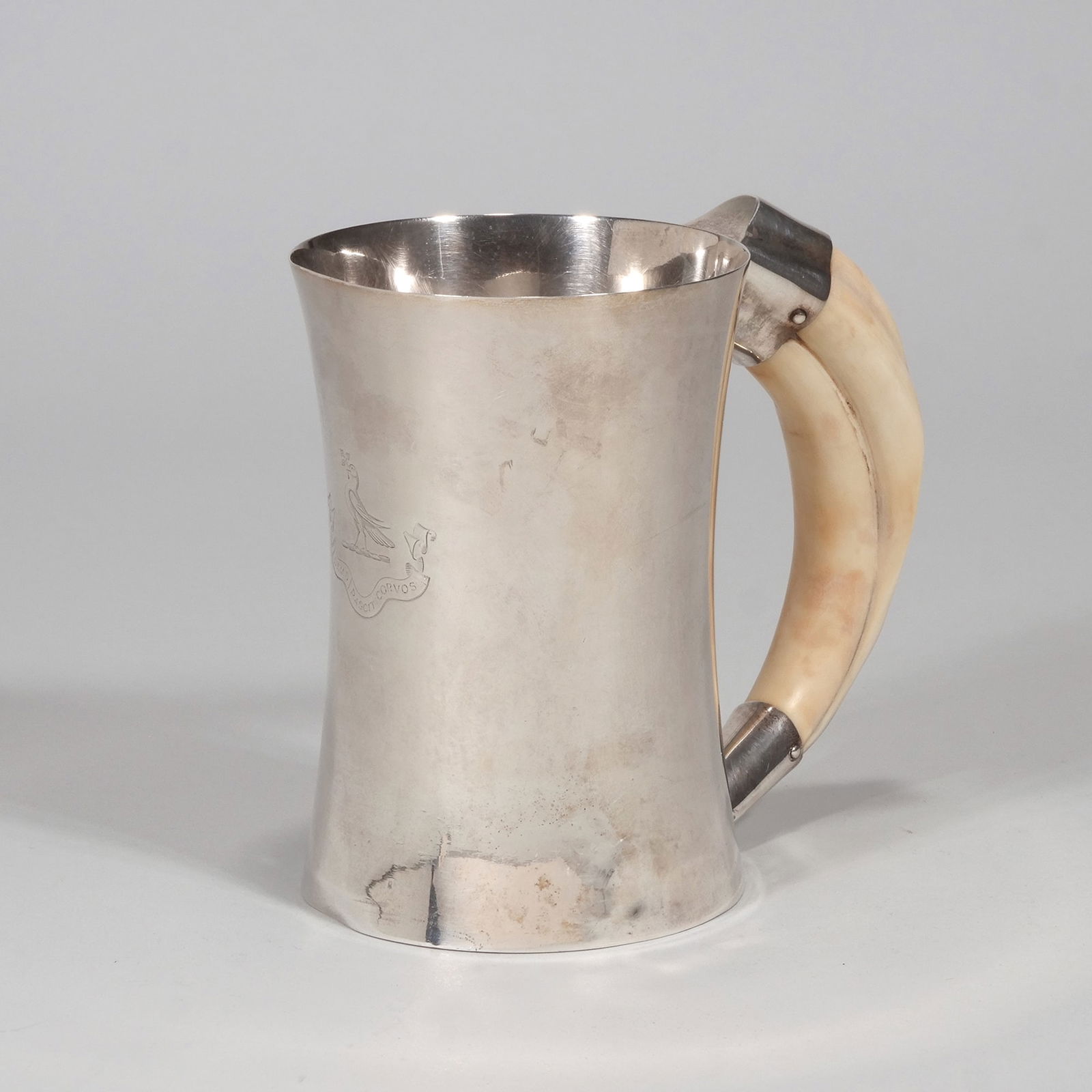 ENGLISH STERLING & BOAR HANDLE MUG WITH CREST, HEATH & MIDDLETON (1 of 6)