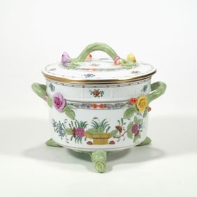 HEREND PORCELAIN QUEEN VICTORIA LIDDED BISCUIT BOX
