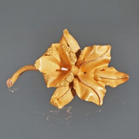 18K GOLD ORCHID FORM PIN