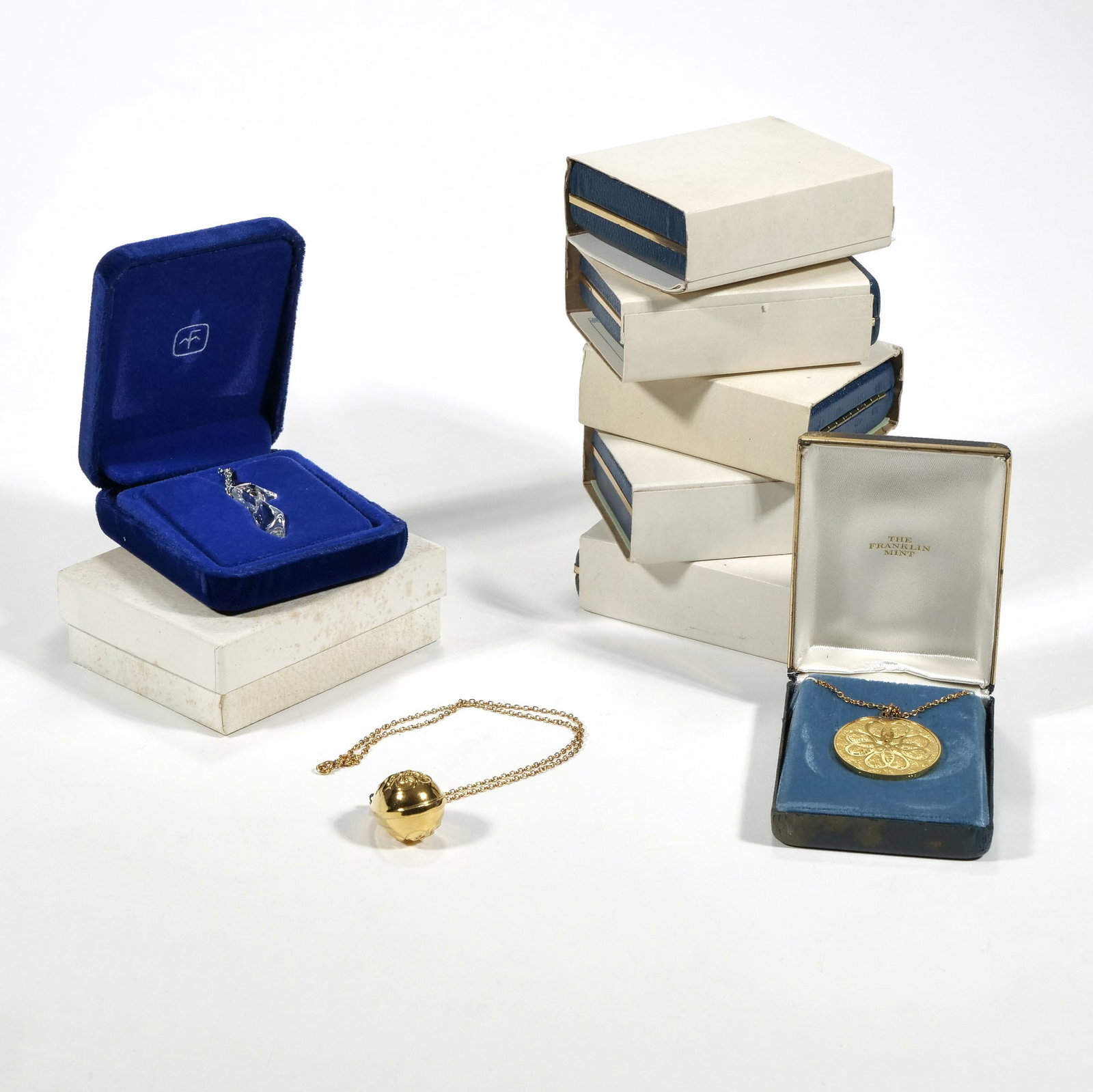 (9pc) US FRANKLIN MINT SILVER PENDANTS AND LOVE TOKENS (1 of 6)