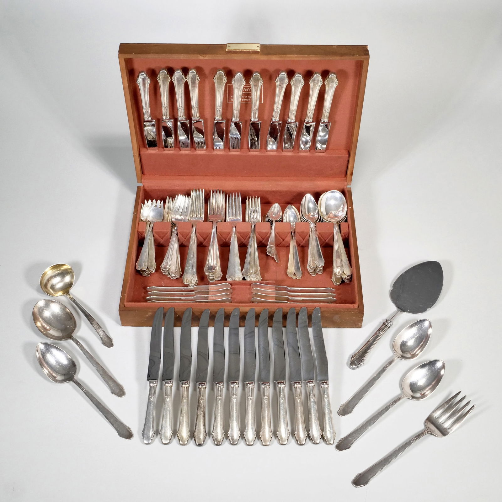 (130pc) GORHAM "HUNT CLUB" STERLING SILVER FLATWARE SERVICE, C.1930 (1 of 8)