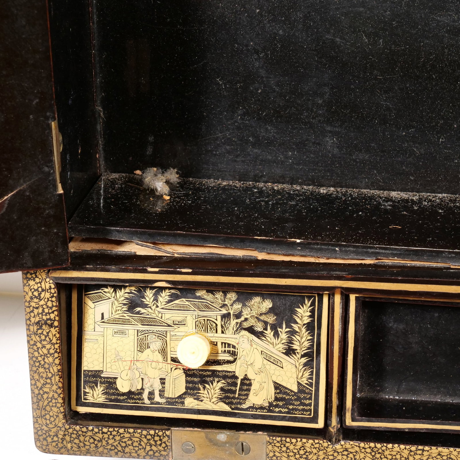 CHINESE LACQUERED BOX - 10