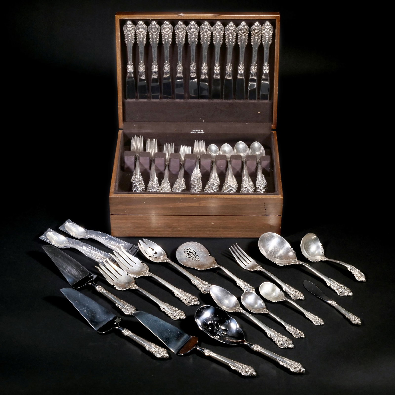 WALLACE GRAND BAROQUE STERLING FLATWARE SERVICE WITH SERVING PIECES (1 of 8)
