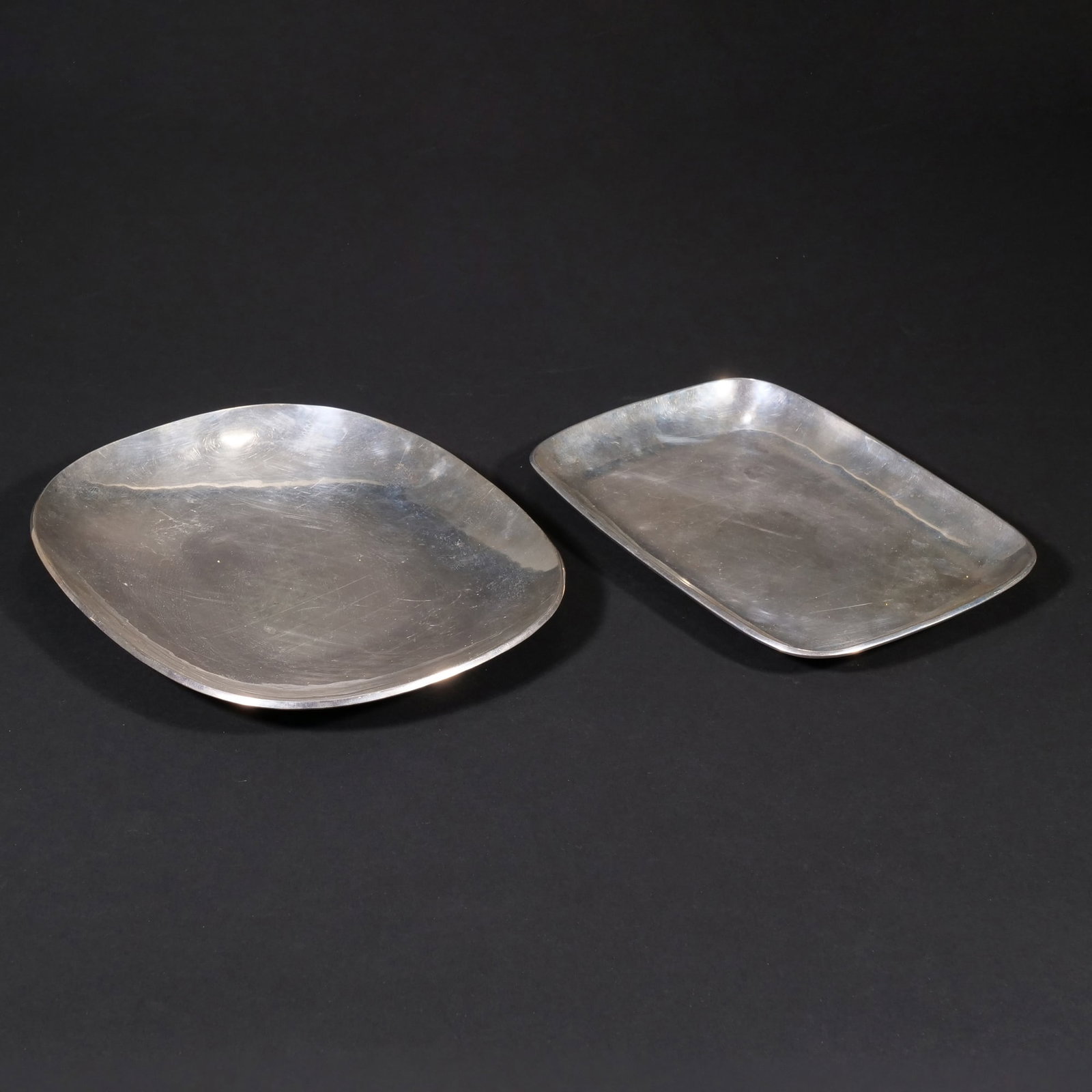 (2pc) J.R. MEXICAN STERLING SILVER TRAYS: Including an oval tray (11.5 x 9.5 in., 22.3 ozt); and a rectangular tray (10.5 x 7.75 in., 16.2 ozt), of sleek modern design, marked on the bottoms; total weight 37.5 ozt - h. 11.5 x w. 9.75 in.