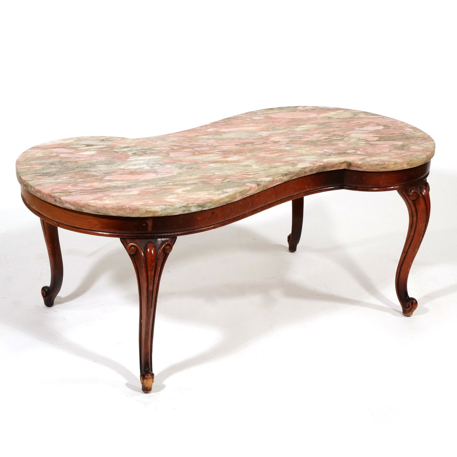 FRENCH PROVINCIAL STYLE KIDNEY-SHAPED MARBLE TOP COFFEE TABLE: Having a kidney-shaped variegated marble top with a palette of pink, cream, and gray, supported by a carved wooden base with a dark finish and a contoured apron, over four cabriole legs accented by sh
