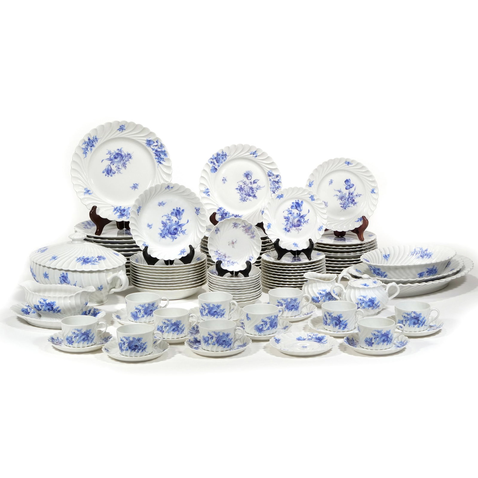 HAVILAND FRANCE PORCELAIN DINNER SERVICE IN BLUE FLOWER PATTERN (1 of 13)