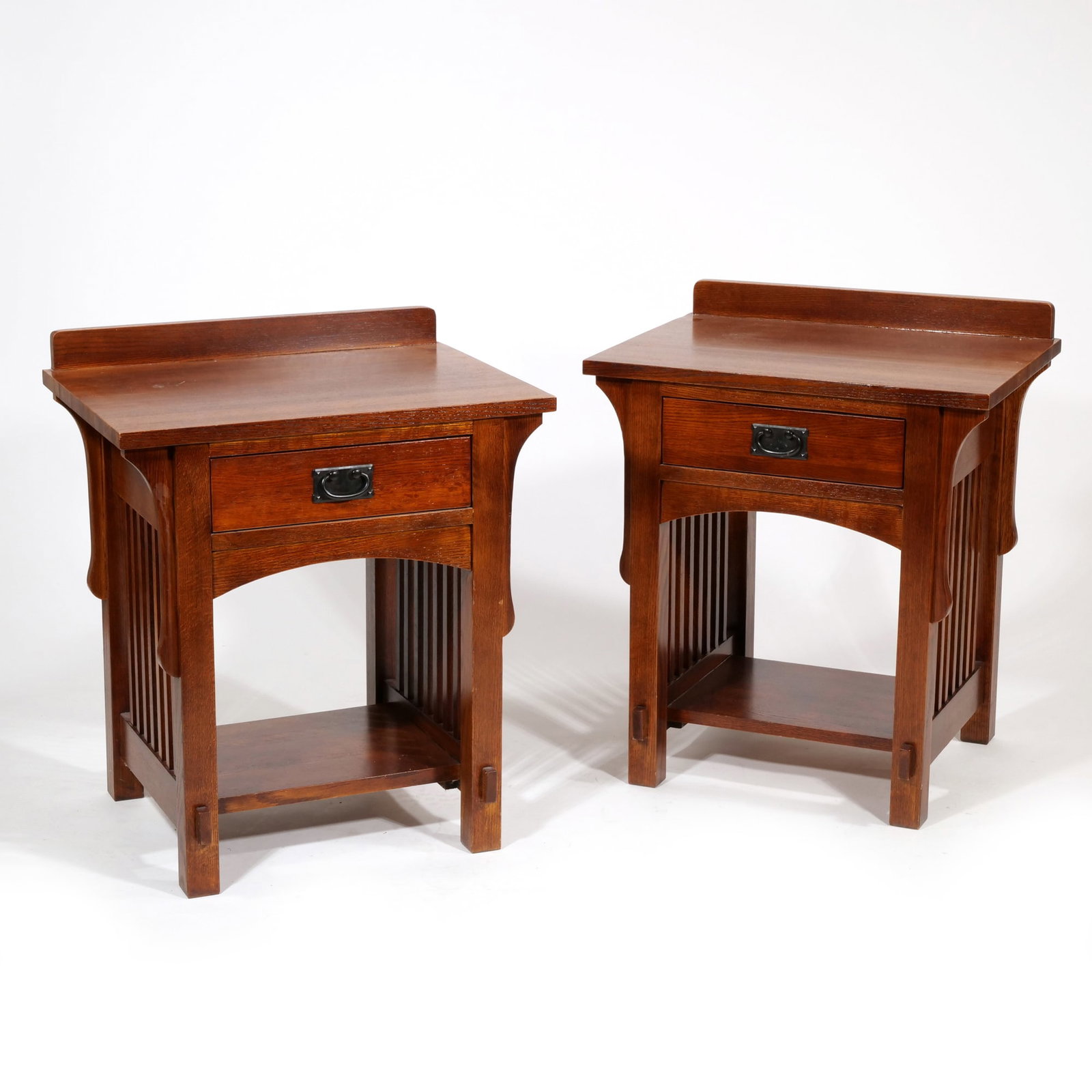 (2pc) 'ARTS & CRAFTS INDUSTRIES' MISSION-STYLE OAK BEDSIDE TABLES (1 of 11)