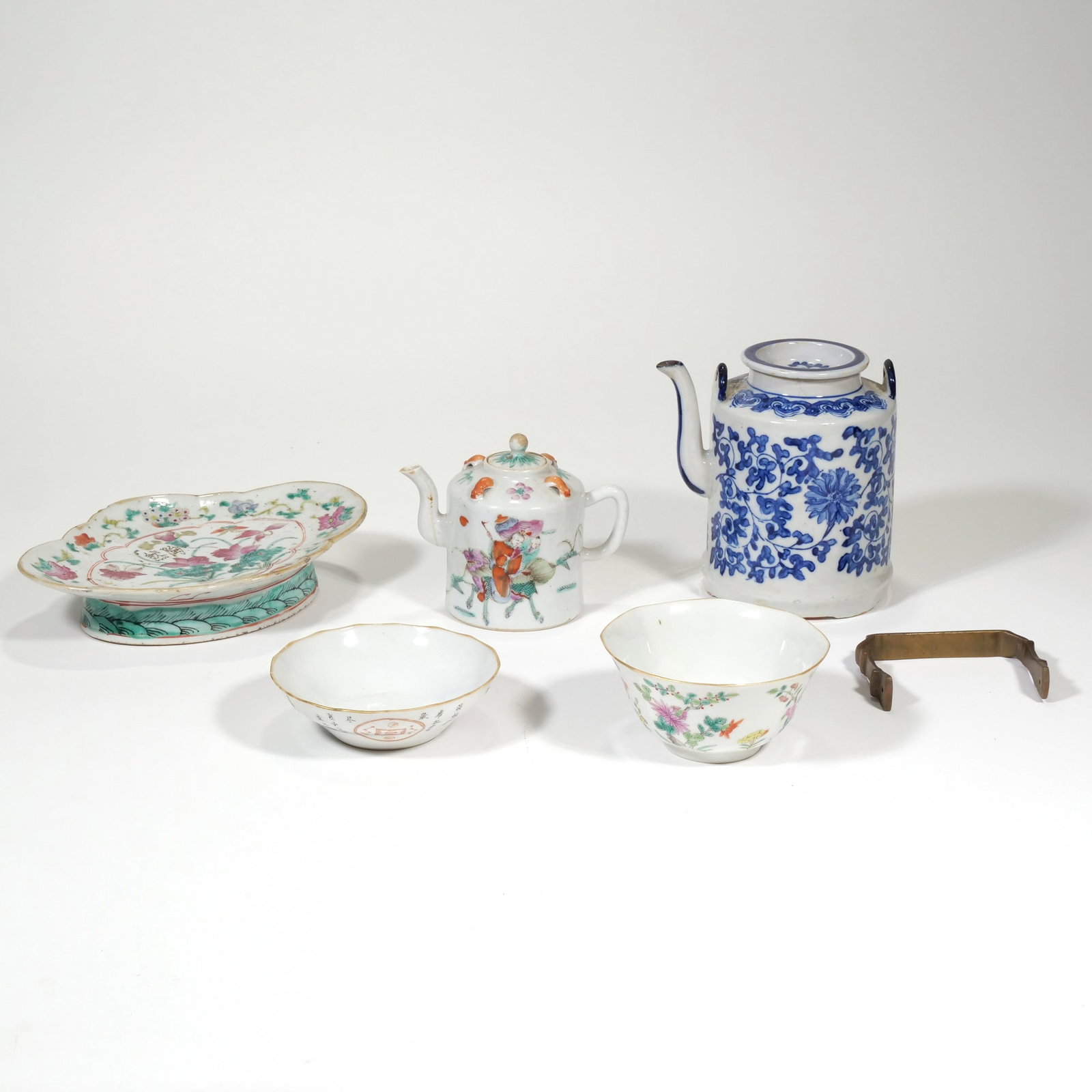 (5pc) CHINESE EXPORT FAMILLE ROSE AND BLUE & WHITE CERAMIC GROUP (1 of 18)